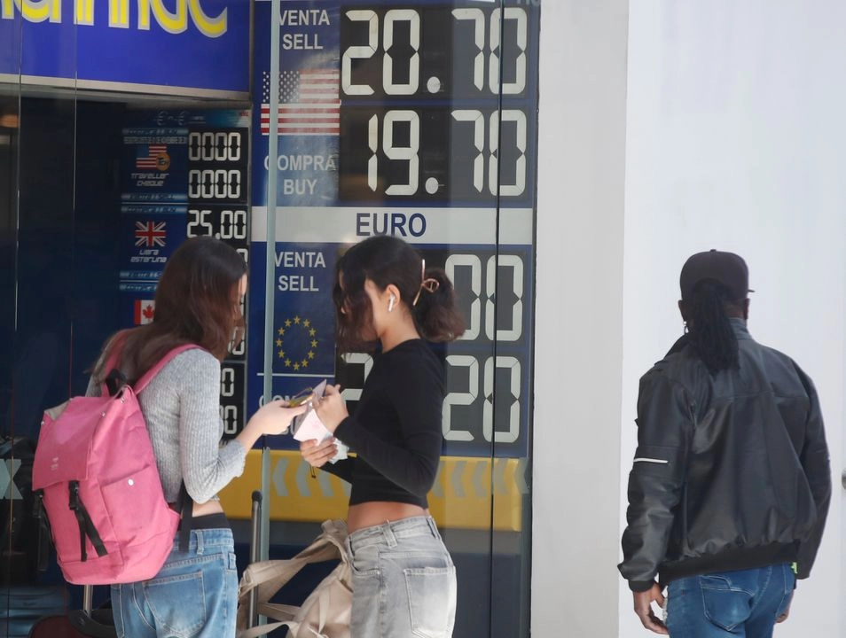 El peso inició la jornada de este jueves con una mínima ganancia frente al dólar. Foto 