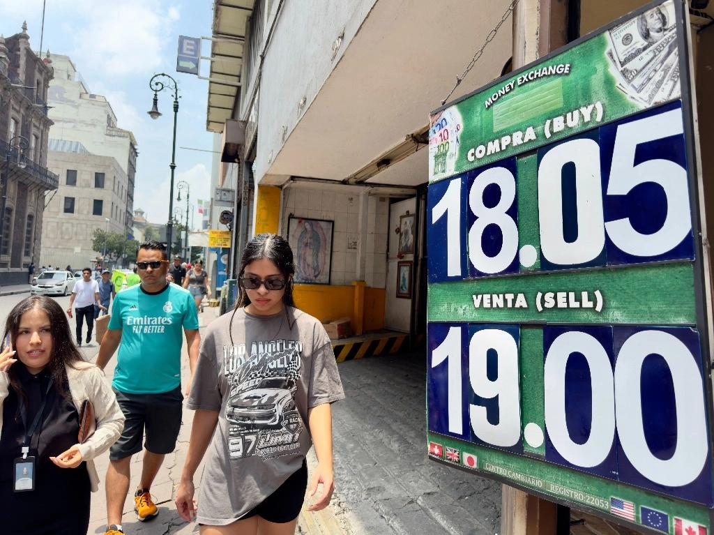 Precio del dólar en casa de cambio de la CDMX. Foto Roberto García Ortiz