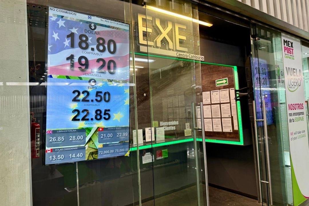 Cotización del dólar en un local del Aeropuerto Internacional de la Ciudad de México, el 10 de junio de 2025. Foto 