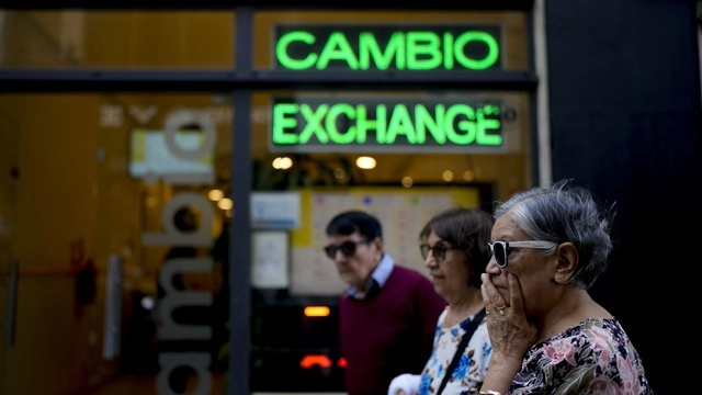Los argentinos soportan una inflación en torno al 200% anual, con abrupto quite de poder adquisitivo en sus salarios, más una pobreza por arriba del 40%. Foto Ap