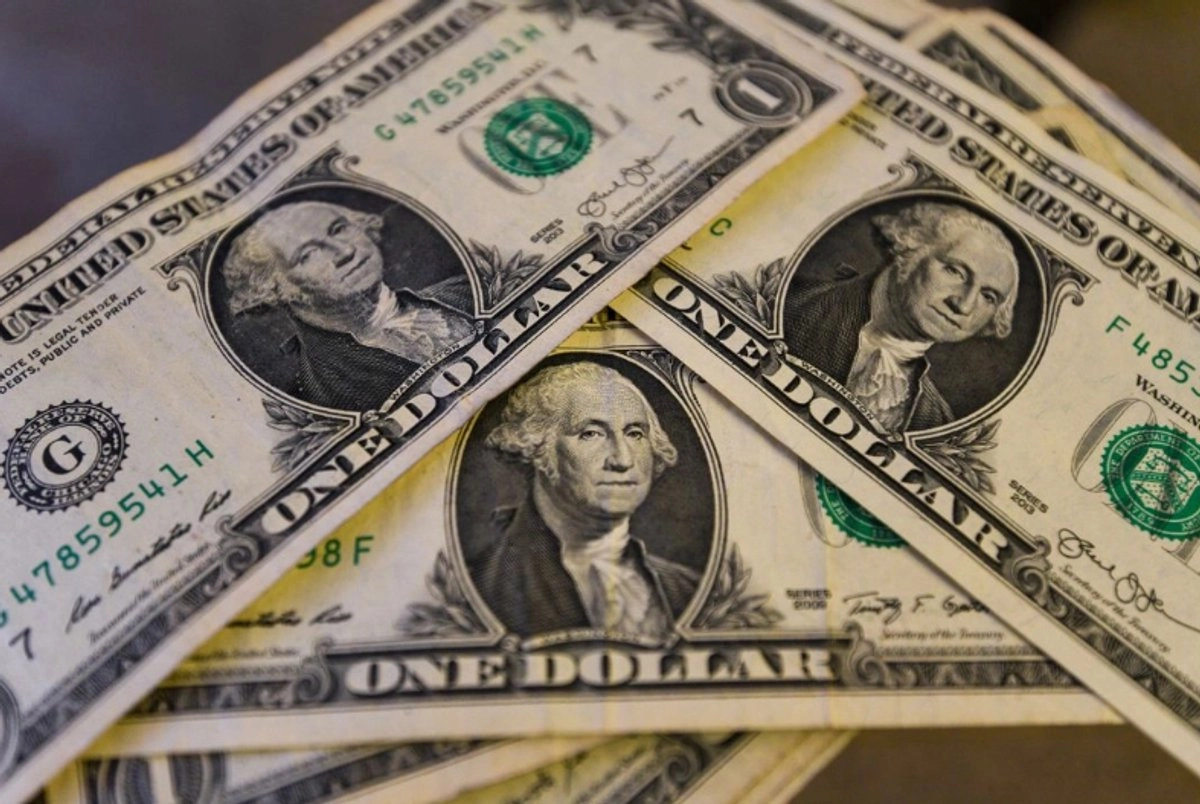 La firmeza del dólar ejerce de freno adicional sobre el mercado del petróleo, lastrado sobre todo por la reanudación de las exportaciones de un puerto clave en Rusia que había sido alcanzado por ataques ucranianos.