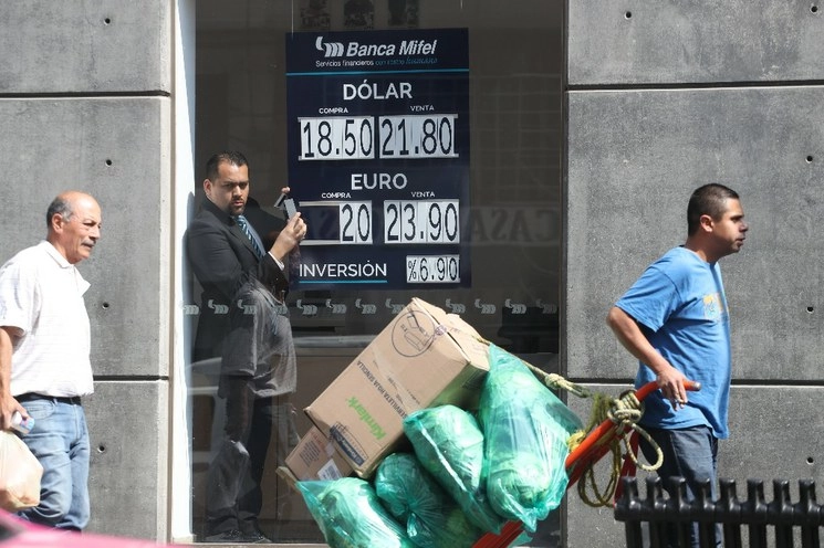 Cotización del dólar ayer en la capital del país. Foto Yazmín Ortega