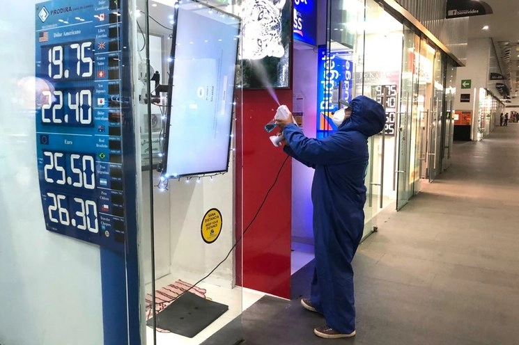 Este jueves el dólar se cotiza en 22.40 pesos en casas de cambio del Aeropuerto Internacional de la Ciudad de México. Foto Luis Castillo 