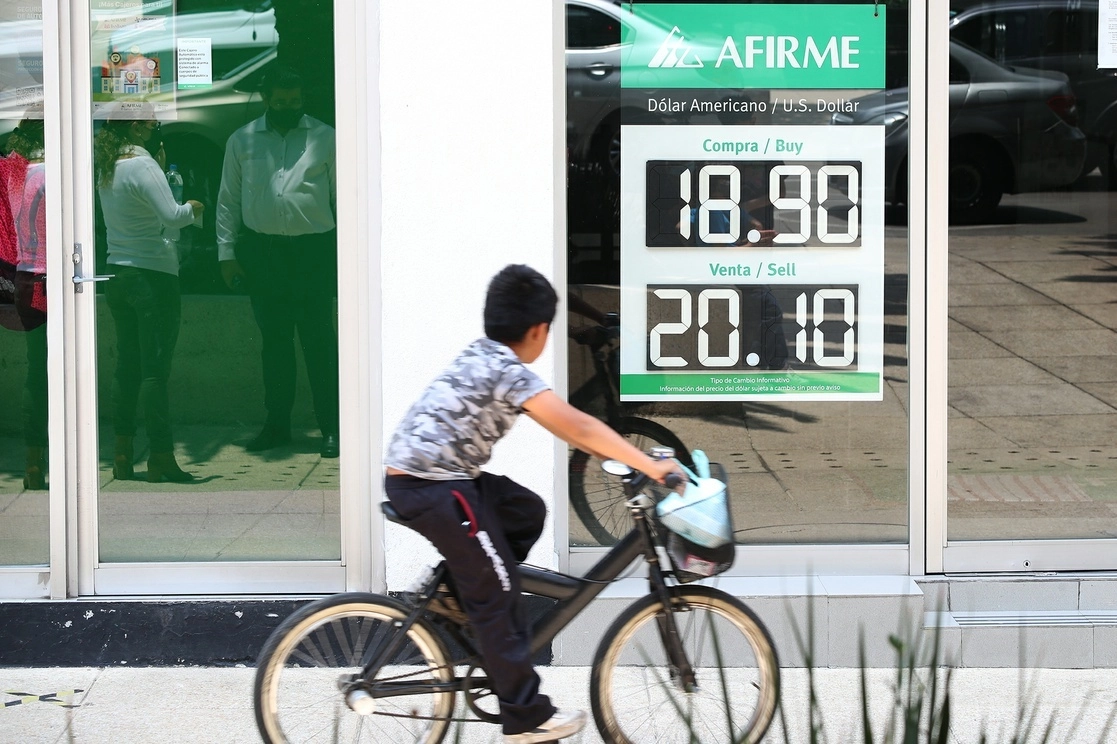 En medio de una tendencia de ajustes monetarios a nivel mundial, el dólar arrancó la sesión de este jueves con pérdidas, las cuales aprovecha el peso mexicano para recuperar terreno y cotizar a 20.95 por dólar. Foto María Luisa Severiano / Archivo 