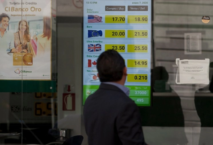 Cotización del dólar ayer en un banco de la capital del país. Foto Cristina Rodríguez