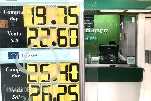 Se espera que el peso mexicano oscile en un rango de 22.50 a 22.80 pesos por dólar, según analistas. Foto Luis Castillo / Archivo