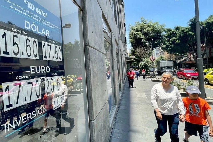 Cotización del dólar en sucursales bancarias de la Ciudad de México, en julio de 2023. Foto Roberto García Ortiz