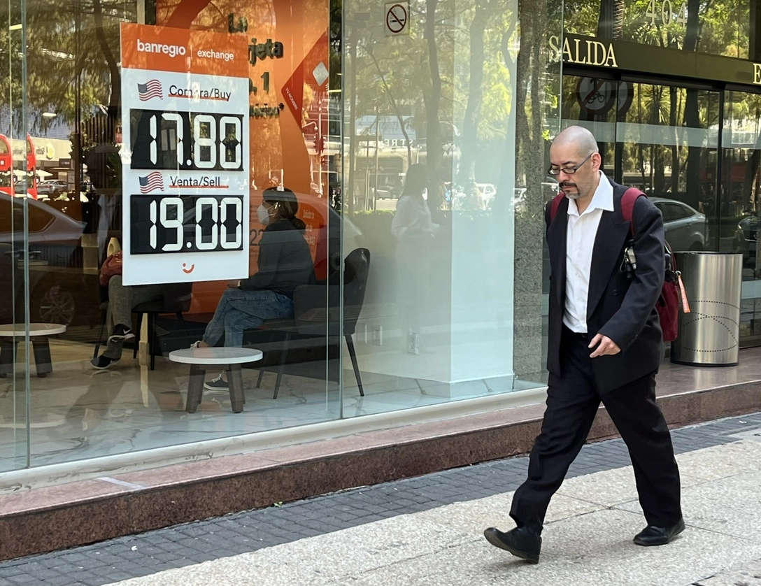 Cotización del dólar en la Ciudad de México, el 20 de febrero de 2023. Foto Roberto García Ortiz