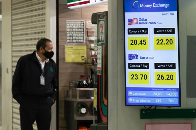 Cotización del dólar en una casa de cambio del Aeropuerto Internacional de la Ciudad de México, en imagen de archivo. Foto Pablo Ramos