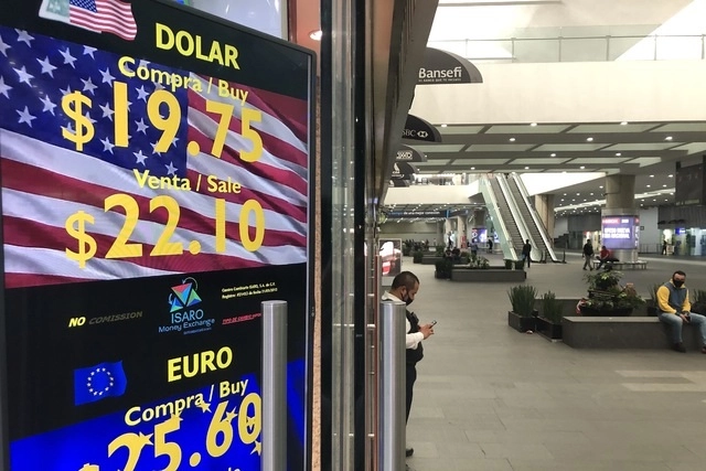 El tipo de cambio se ubica a 21.06 unidades por dólar. Foto Luis Castillo / Archivo