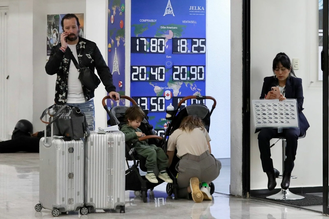 Cotización del dólar en el Aeropuerto Internacional de la Ciudad de México, el 6 de abril de 2023. Foto Roberto García Ortiz