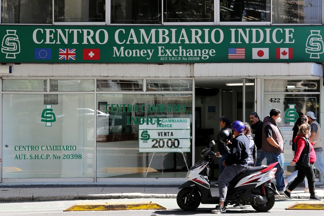 Cotización del dólar en la capital del país. Foto Roberto García Ortiz / Archivo