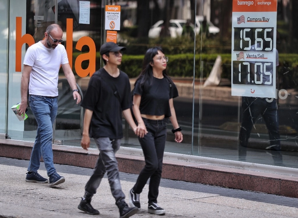 Cotización del dólar en una sucursal bancaria de la Ciudad de México, el 28 de marzo de 2024. Foto Marco Peláez