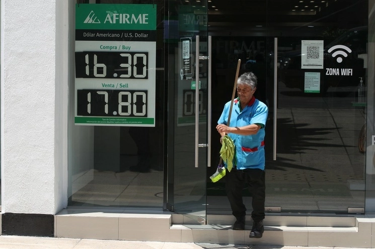 Cotización del dólar en la Ciudad de México. Foto María Luisa Severiano / Archivo
