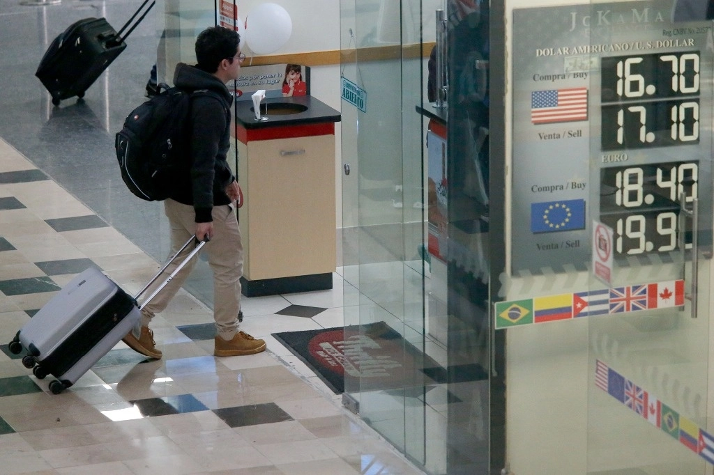 Cotización del dólar, en la Terminal 1 del Aeropuerto Internacional Benito Juárez, Ciudad de México, el 9 de enero 2024. Foto María Luisa Severiano