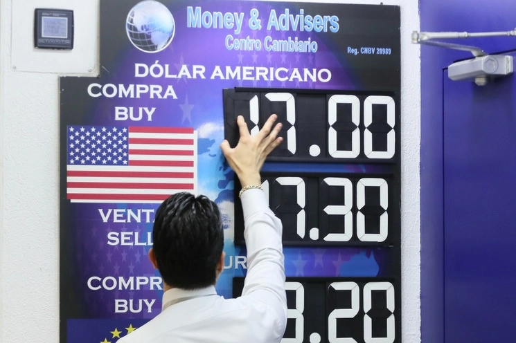 Cotización del dólar en una casa de cambio del Aeropuerto Internacional de la Ciudad de México, en imagen de junio pasado. Foto Roberto García Ortiz