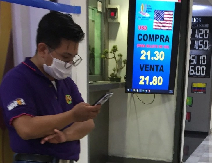 Cotización del dólar en una casa de cambio del Aeropuerto Internacional de la Ciudad de México. Foto Guillermo Sologuren / Archivo