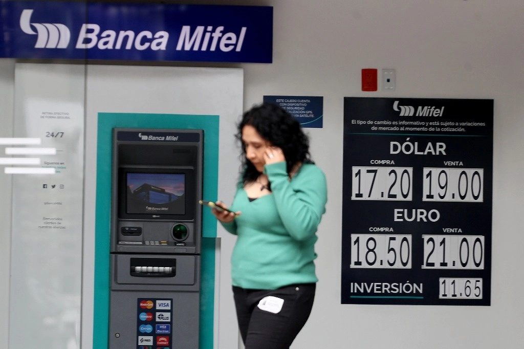 Cotización del dólar en la capital del país, el 24 de abril de 2023. Foto Roberto García Ortiz