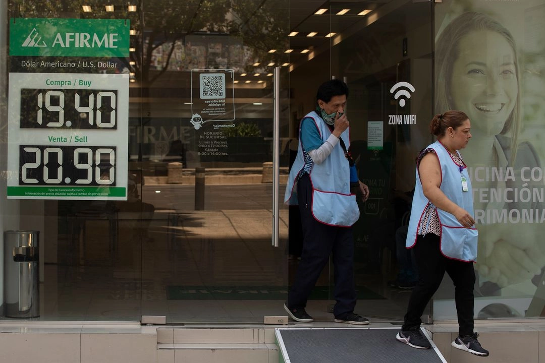 El peso mexicano lleva tres sesiones perdiendo terreno ante el dólar de Estados Unidos. Foto 