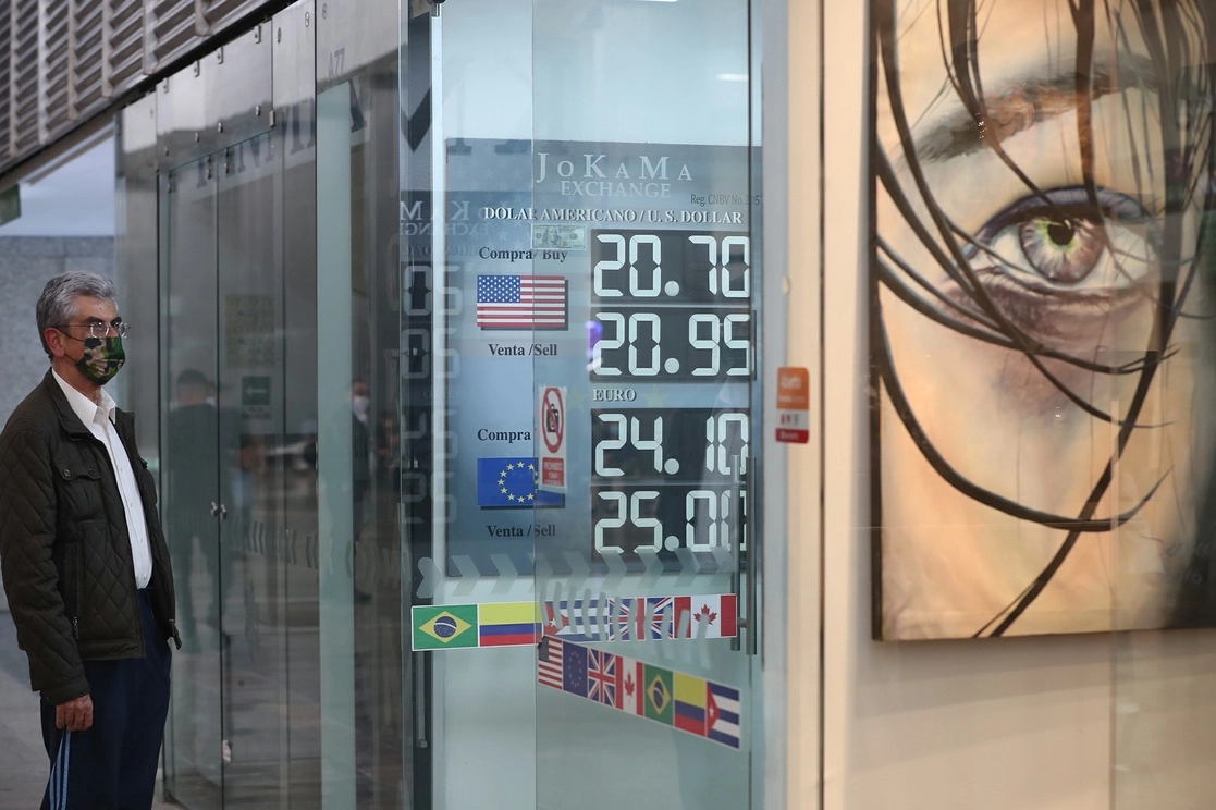 En imagen de archivo, tipo de cambio en el Aeropuerto Internacional de la CDMX. Foto José Antonio López