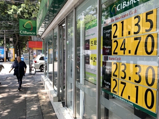 Cotización del dólar ayer en casas de cambio de la capital del país. Foto Alfredo Domínguez