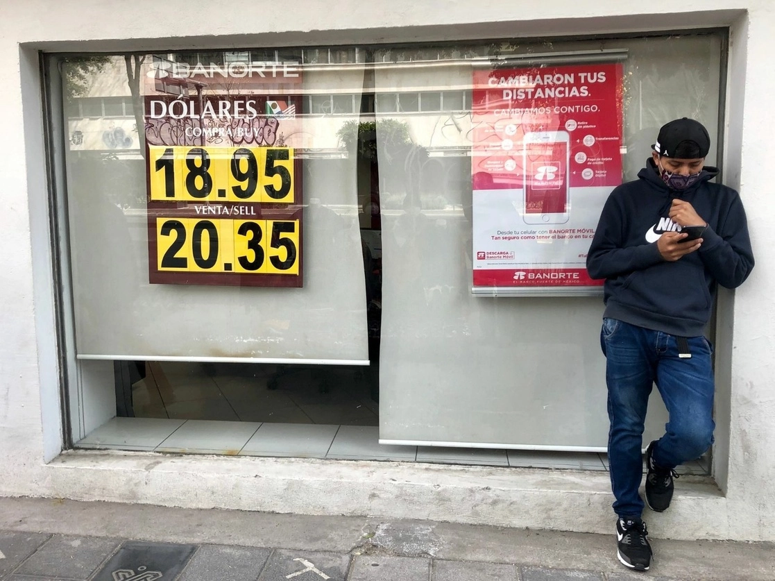 Cotización del dólar en una sucursal de la Ciudad de México. Foto Luis Castillo / Archivo