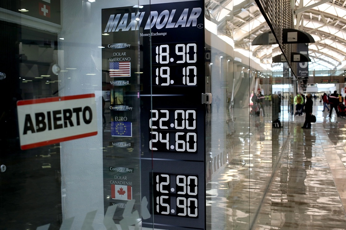 Cotización del dólar en una casa de cambio del AICM. Foto José Antonio López / Archivo
