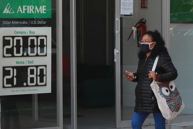 Durante la sesión se espera que el tipo de cambio cotice entre 21.04 y 21.25 pesos por dólar. Foto María Luisa Severiano / Archivo