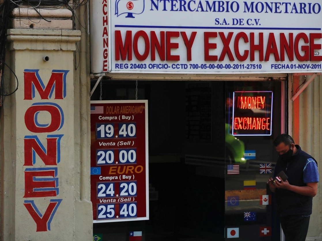 El dólar se cotiza en 19.83 pesos, con un declive de 0.21, en sucursales bancarias de la Ciudad de México. Foto Víctor Camacho / Archivo