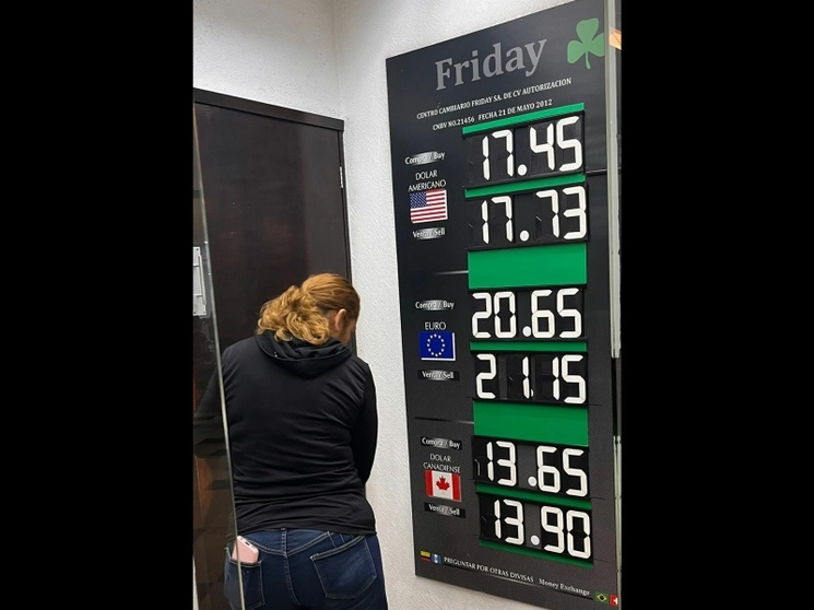 Cotización del dólar en el Aeropuerto Internacional de la Ciudad de México, el 17 de mayo de 2023. Foto Luis Castillo