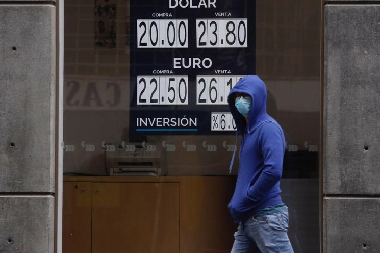 Cotización del dólar en la zona centro de la capital del país. Foto Cristina Rodríguez