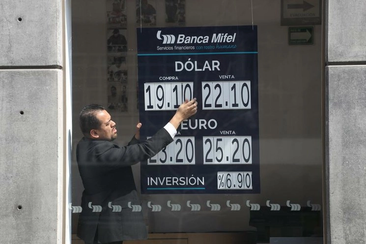 Cotización hoy del dólar en un banco de la capital del país. Foto La Jornada / Yazmín Ortega Cortés