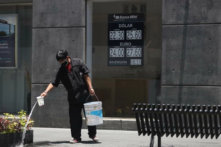 Cotización del dólar ayer en la capital del país. Foto Yazmín Ortega Cortés