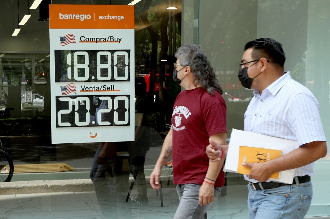 El peso mexicano podría cotizar este viernes en un rango de 20.34 a 20.52 por dólar, estiman analistas. Foto María Luisa Severiano / Archivo