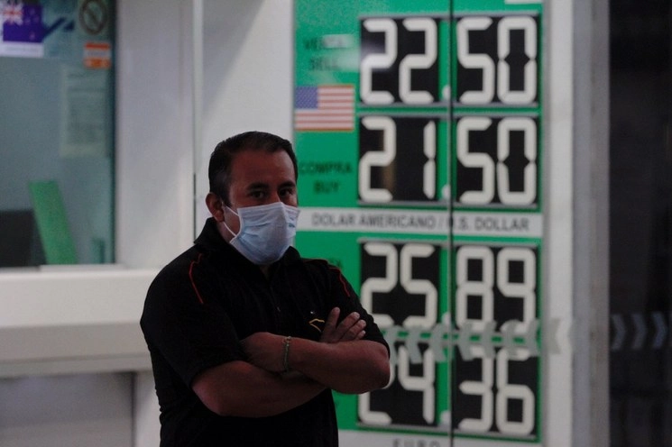 Cotización del dolar en casas de cambio en el aeropuerto, el 28 de abril de 2020. Foto Cristina Rodríguez