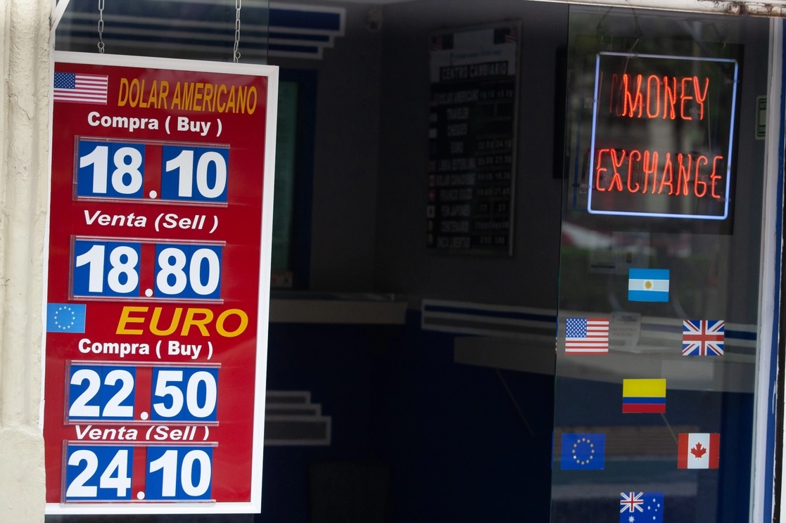 Este martes el dólar se cotizó en 19.83 pesos, lo que representó una ganancia para el peso mexicano. Foto Pablo Ramos