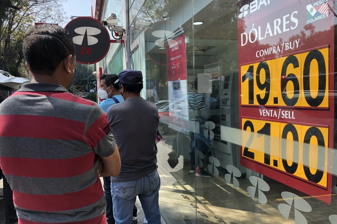 El tipo de cambio interbancario cerró la jornada con una fuerte depreciación de 1.63 por ciento ó 33 centavos como consecuencia de factores externos y una mayor percepción de riesgo en México. Foto Luis Castillo / Archivo