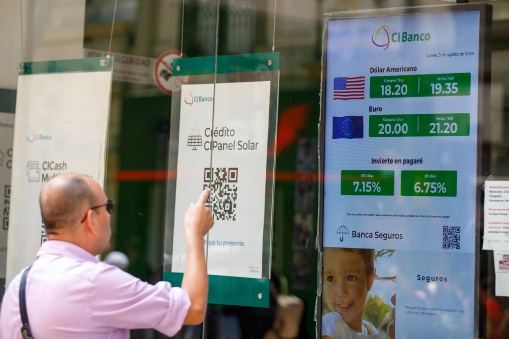 La cotización del dólar en la sucursal de CI Banco, ubicada en la calle de Madero, en el Centro Histórico de la Ciudad de México. Foto Pablo Ramos