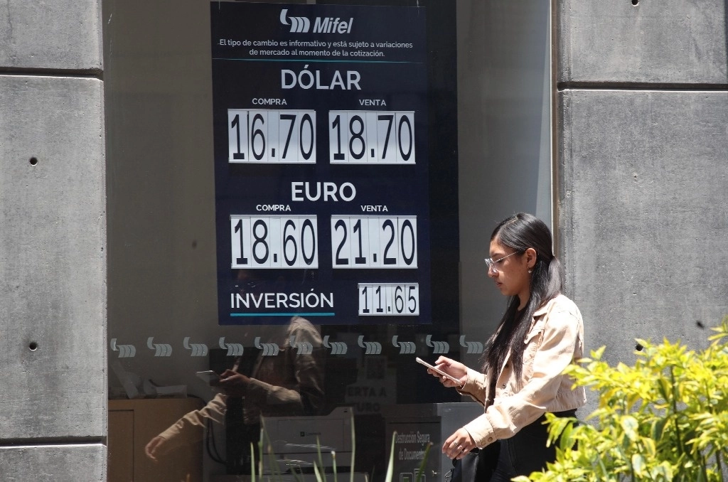La moneda mexicana se apreció 0.1 por ciento para cerrar en 17.98 pesos por dólar. Foto María Lusa Severiano / Archivo 