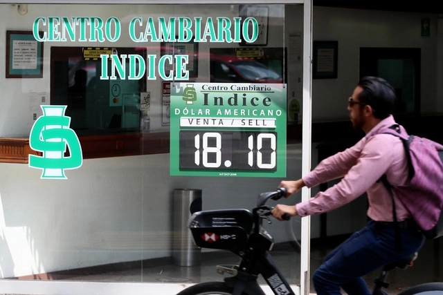 Cotización del dólar en una casa de cambio de la CDMX en imagen de archivo. Foto Roberto García