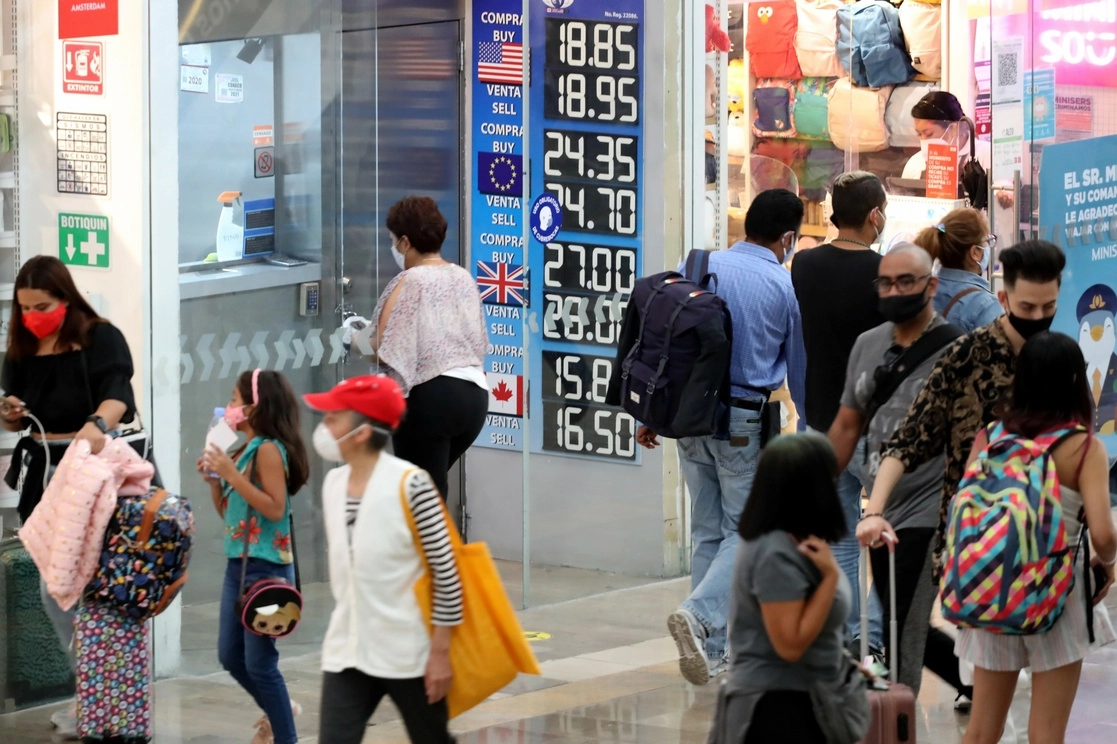 La divisa mexicana cerró en 19.87 pesos por dólar, logrando un avance semanal de 75 centavos, el mejor desde mayo de 2020. Foto Roberto García Ortiz/Archivo