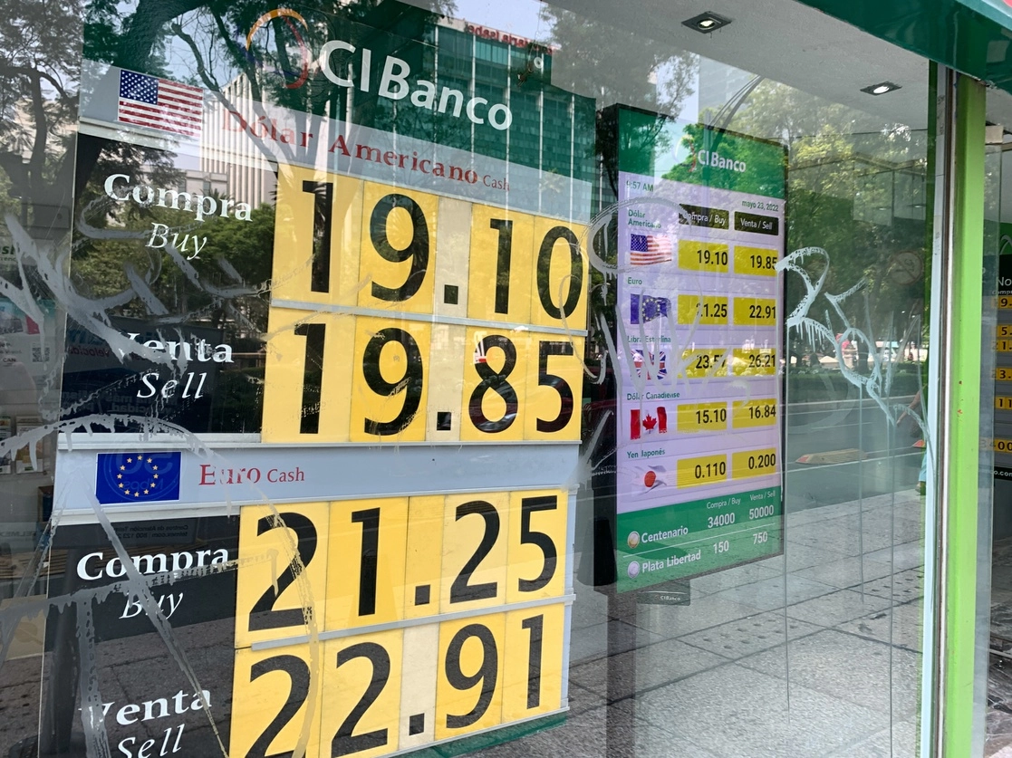 El peso mexicano no registró cambios; cotizó en  19.57 pesos por dólar. Foto Pablo Luis Ramos / Archivo