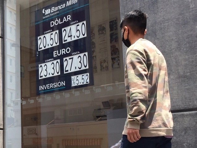 Esta semana, última de septiembre, el peso inició con pérdidas ante el dólar. Foto Guillermo Sologuren