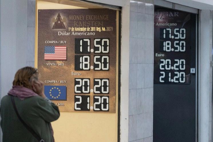 "De confirmarse la expectativa de un recorte de tasas de 25 puntos base en el encuentro del jueves, la reacción del peso mexicano a la decisión de BdeM será de depreciación, pero marginal y temporal", dijo CI Banco. Foto Pablo Ramos / Archivo