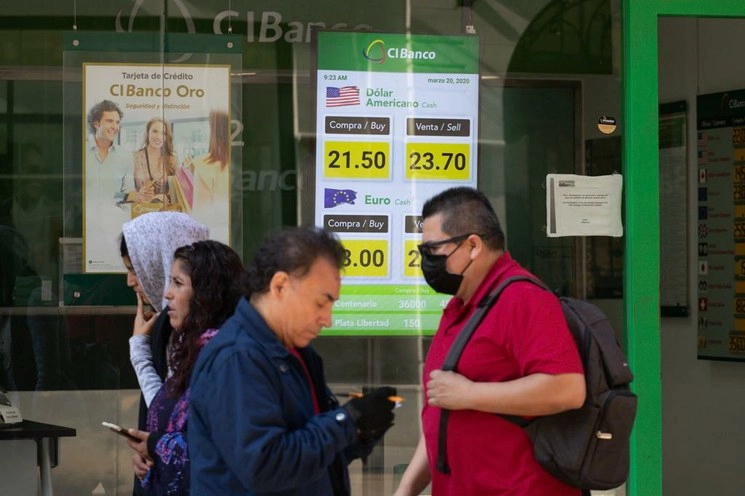 Cotización del dólar en un banco de la calle Francisco I. Madero del día 20 de marzo. Foto Pablo Ramos