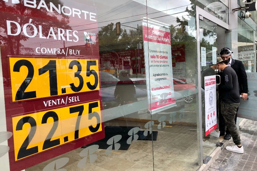 Tipo de cambio en una ventanilla bancaria. Foto Luis Castillo