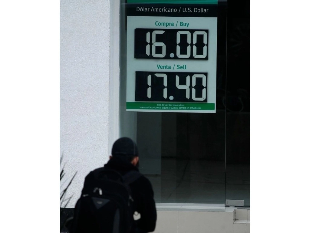 Cotización del dólar en una sucursal bancaria en la capital del país. Foto Cristina Rodríguez / Archivo
