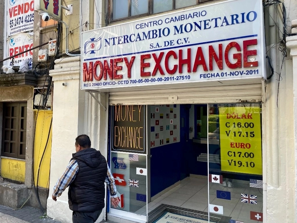 Se espera que durante la sesión el peso con respecto al dólar cotice entre los 16.53 y 16.78 unidades por billete verde. Foto Roberto García Ortiz / Archivo