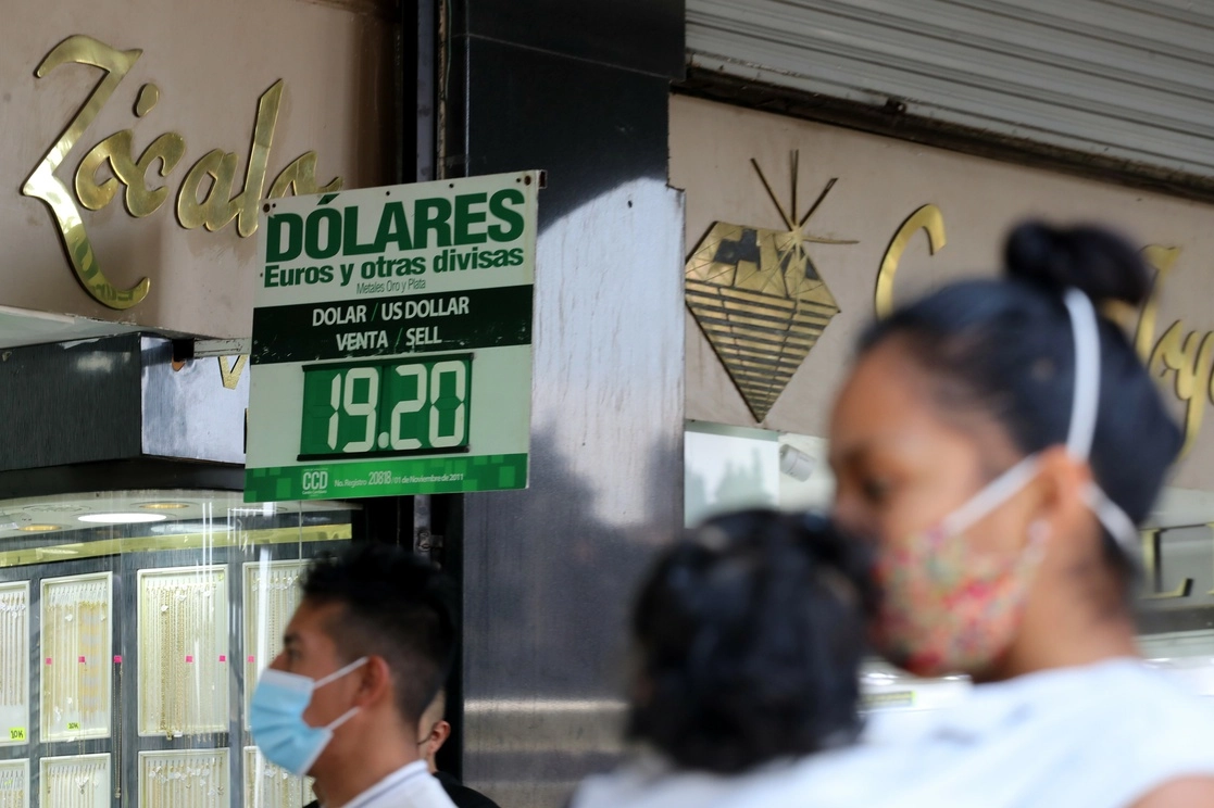 Durante la penúltima sesión cambiaria de 2021, la divisa mexicana cotizó en 20.4696 pesos por dólar spot. Foto Roberto García Ortiz/Archivo