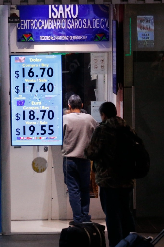 Cotización del dólar en la Terminal 1 del Aeropuerto Internacional de la Ciudad de México, en imagen del 9 de enero de 2024. Foto María Luisa Severiano